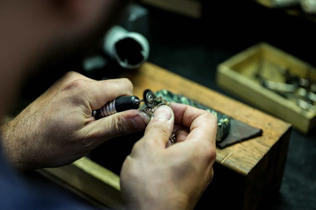 Travail de personnalisation d’un bijou en atelier